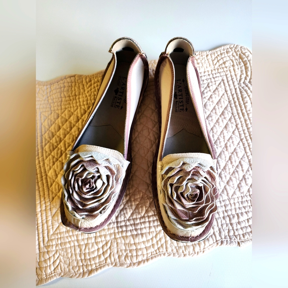 L'Artiste Genuine Leather Rose Slip On Shoes Size 41 (USA 9.5-10)